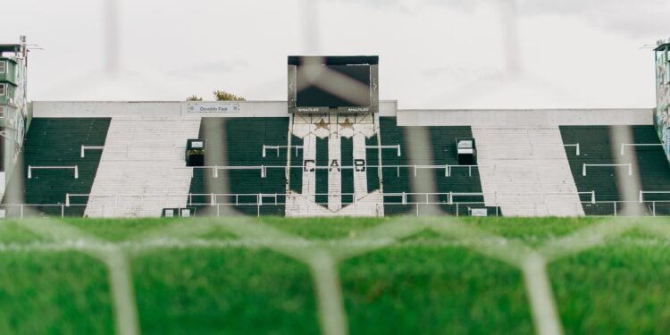Provincia intervino para frenar despidos en el club Banfield, que adeuda dos meses de salarios a sus empleados
