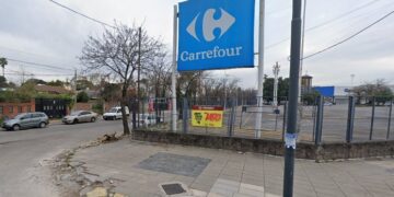 Lomas: encontraron a un hombre muerto dentro de un auto en el estacionamiento de un supermercado