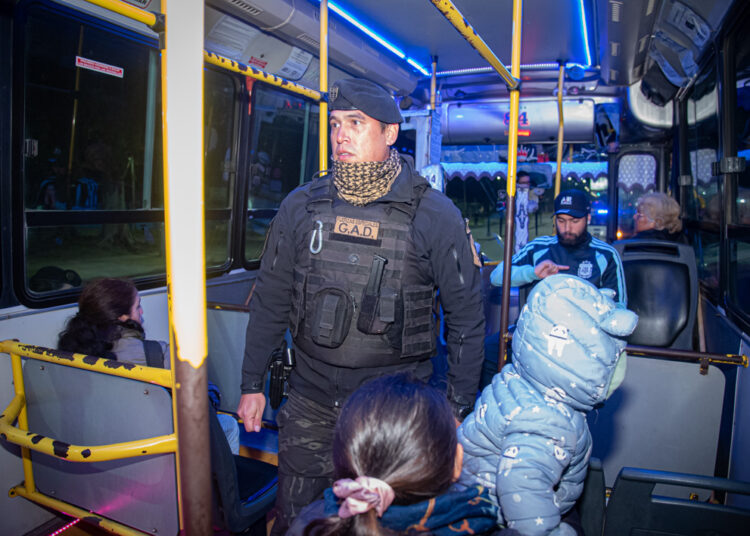 Con controles arriba de los colectivos, la policía bonaerense profundiza los operativos en Brown
