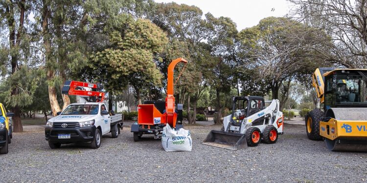 El municipio presentó una nueva flota de máquinas, camiones y ambulancias para brindar más servicios a los vecinos