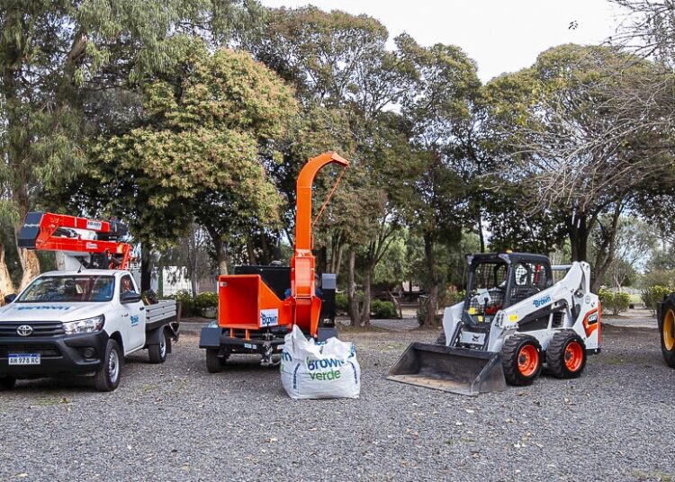 El municipio presentó una nueva flota de máquinas, camiones y ambulancias para brindar más servicios a los vecinos