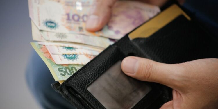 7 de cada 10 trabajadores argentinos gastan su sueldo en menos de 14 días