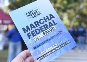 Con el lema «la salud no puede esperar», organizaciones sociales, estudiantiles, sindicatos y trabajadores marchan contra el ajuste de Milei