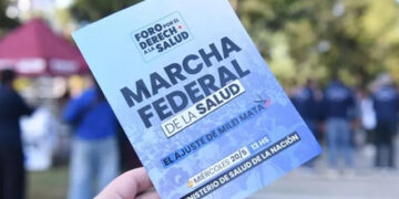 Con el lema «la salud no puede esperar», organizaciones sociales, estudiantiles, sindicatos y trabajadores marchan contra el ajuste de Milei