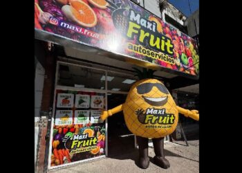 Lomas: frutas y verduras al costo y un maple de huevos de regalo, la promoción de apertura de una verdulería autoservicio