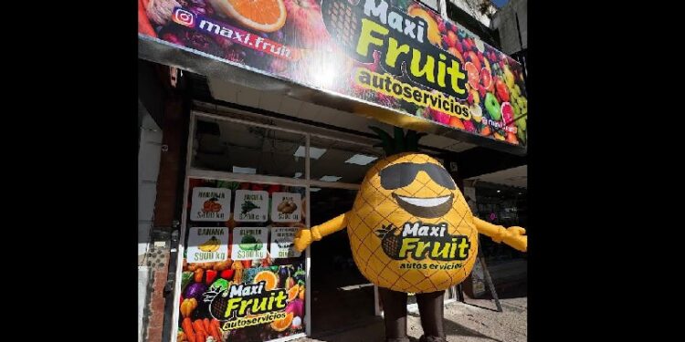 Lomas: frutas y verduras al costo y un maple de huevos de regalo, la promoción de apertura de una verdulería autoservicio