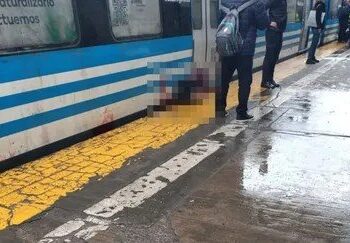 En Lomas, murió una pareja atropellada por el tren: ella se tiró a la vías, él la quiso rescatar y murieron los dos