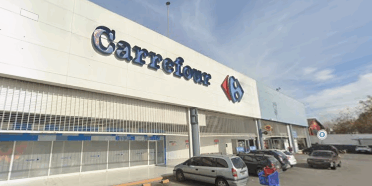 Lomas: encontraron a un hombre muerto dentro de un auto en el estacionamiento de un supermercado