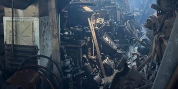 Bomberos evitaron una tragedia al contener un feroz incendio en un taller de Burzaco