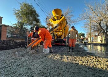 Asfaltan calles de diferentes barrios de Brown y recuperan adoquinados de Adrogué y Mármol