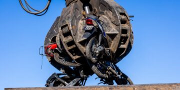 Compactaron 900 motos y autos abandonados y secuestrados en operativos viales