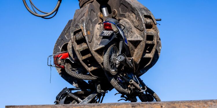 Compactaron 900 motos y autos abandonados y secuestrados en operativos viales