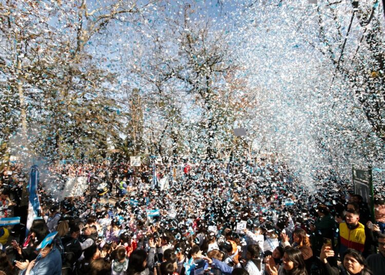 Brown conmemora el Día de la Bandera con la tradicional jura de estudiantes y el «Burzaco Vibra»