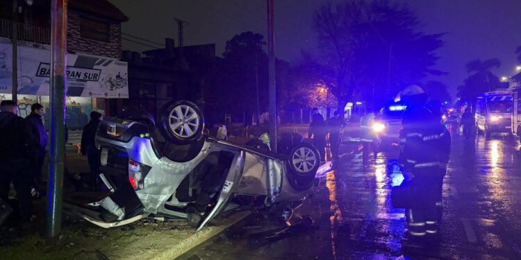 Burzaco: escapaban tras un robo, los persiguió la policía y terminaron volcando