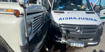 Longchamps: dos heridos en un choque entre un camión y una ambulancia