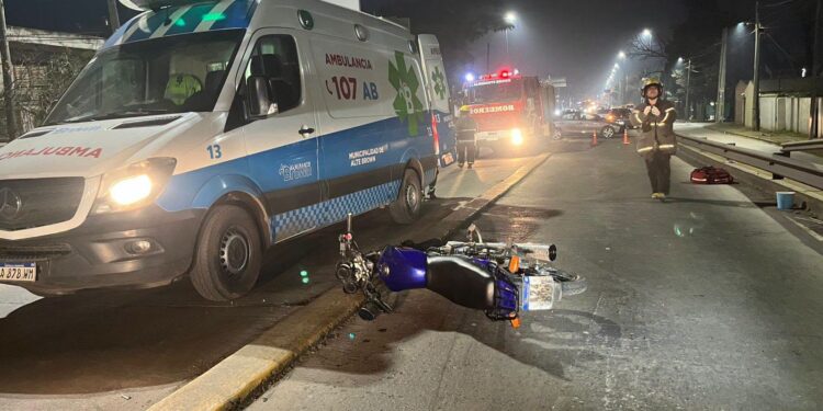 Claypole: chocaron un auto y una moto sobre el puente