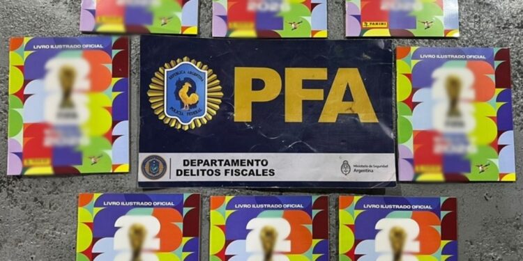 Con allanamientos en Lanús y Pompeya desarticularon una banda que contrabandeaba figuritas del mundial