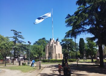 Cañones del acorazado de Brown, una colecta de vecinos y el ingenio de Sempere: detalles del monumento de Burzaco