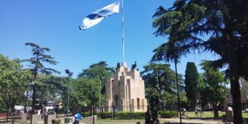 Cañones del acorazado de Brown, una colecta de vecinos y el ingenio de Sempere: detalles del monumento de Burzaco
