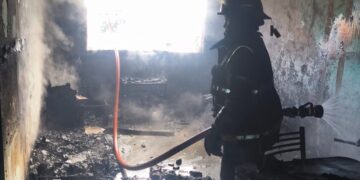 Incendio arrasó un departamento en Don Orione
