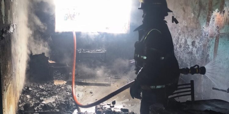 Incendio arrasó un departamento en Don Orione