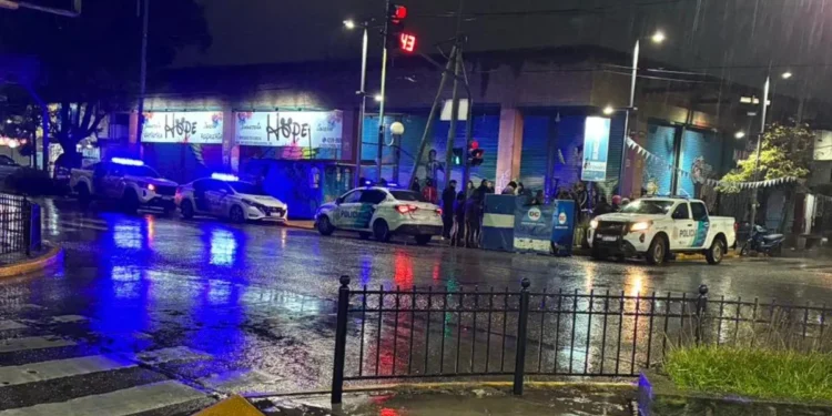 Burzaco: murió tras ser atropellado por un colectivo bajo la lluvia
