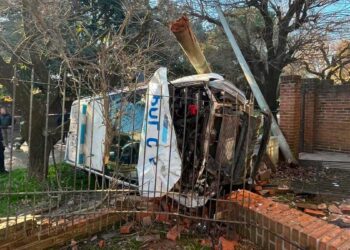 Impresionante vuelco tras una persecución en Longchamps: una patrulla se incrustó en una casa