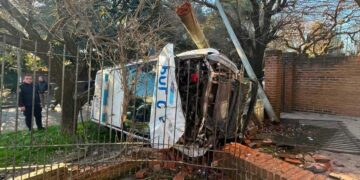 Impresionante vuelco tras una persecución en Longchamps: una patrulla se incrustó en una casa